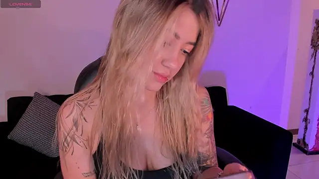 Snapshot of EveBensonX chatting on November 30, 2025, 12:28 pm EveBensonX online show from November 30, 2025, 12:28 pm