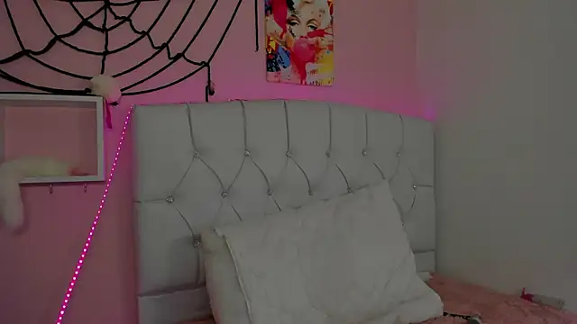 Snapshot of 18candys chatting on October 20, 2025, 10:43 pm 18candys online show from October 20, 2025, 10:43 pm