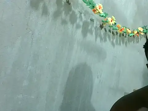 2ocmaxi online show from October 17, 2025, 2:52 pm