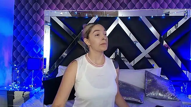 victoriaa lee  online show from April 16, 2026, 7:58 pm