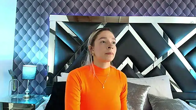 victoriaa lee  online show from February 19, 2025, 6:43 pm