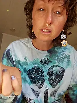 mossy kiss online show from October 13, 2025, 5:25 pm