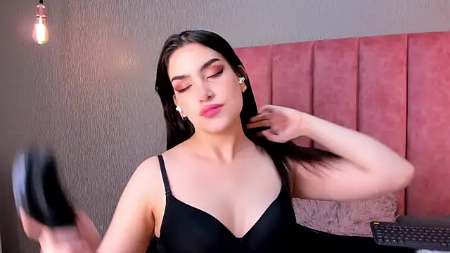 Alexa Thaylor  online show from November 5, 2025, 1:25 pm