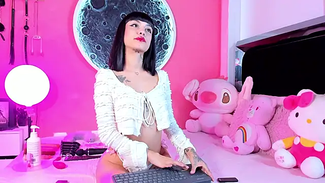 chloe loggan online show from September 19, 2025, 10:58 pm