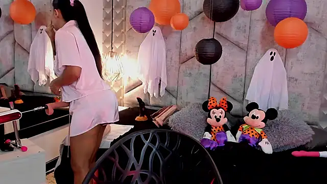 NiicolleMiller online show from October 26, 2025, 12:38 pm