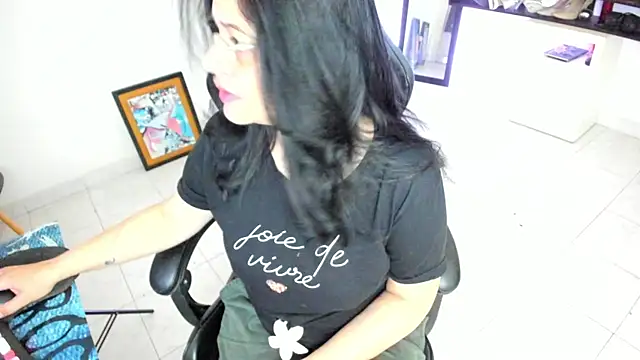 Snapshot of BellaFlaming chatting on April 18, 2026, 10:50 am BellaFlaming online show from April 18, 2026, 10:50 am