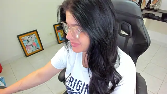 Snapshot of BellaFlaming chatting on April 23, 2026, 10:44 am BellaFlaming online show from April 23, 2026, 10:44 am