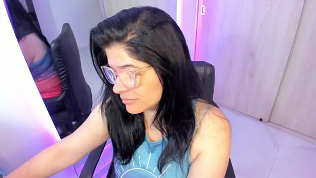 Snapshot of BellaFlaming chatting on May 28, 2026, 10:43 am BellaFlaming online show from May 28, 2026, 10:43 am