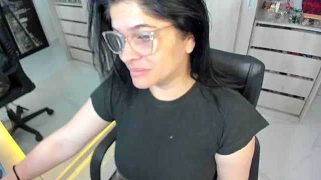 Snapshot of BellaFlaming chatting on May 29, 2026, 10:54 am BellaFlaming online show from May 29, 2026, 10:54 am