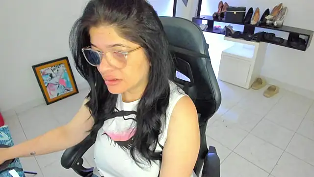 Snapshot of BellaFlaming chatting on April 21, 2026, 10:55 am BellaFlaming online show from April 21, 2026, 10:55 am