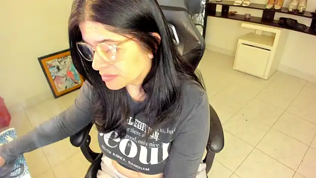 Snapshot of BellaFlaming chatting on April 30, 2026, 10:44 am BellaFlaming online show from April 30, 2026, 10:44 am