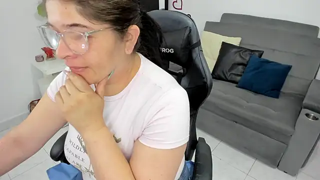 BellaFlaming online show from February 17, 2025, 11:44 am