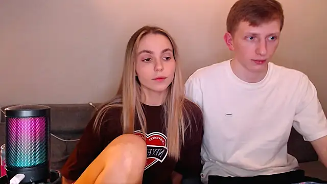 juliaanddima online show from December 4, 2025, 10:31 pm