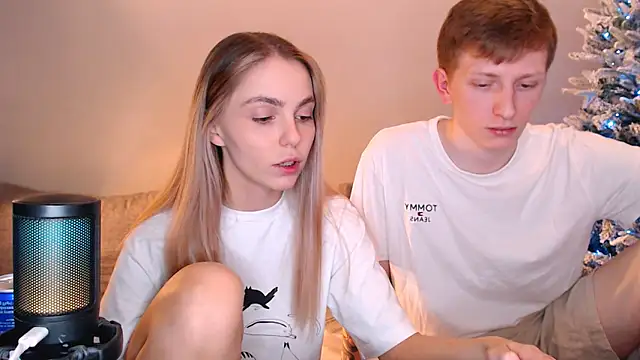 juliaanddima online show from December 20, 2025, 9:50 pm