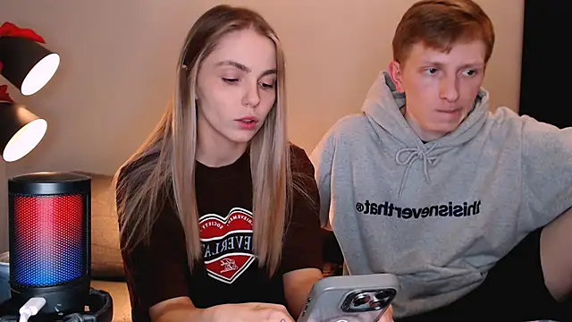 juliaanddima online show from December 14, 2025, 10:37 pm