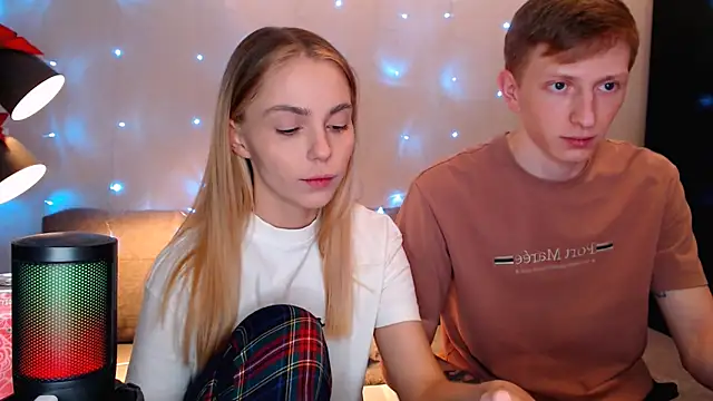 juliaanddima online show from October 13, 2025, 9:49 pm