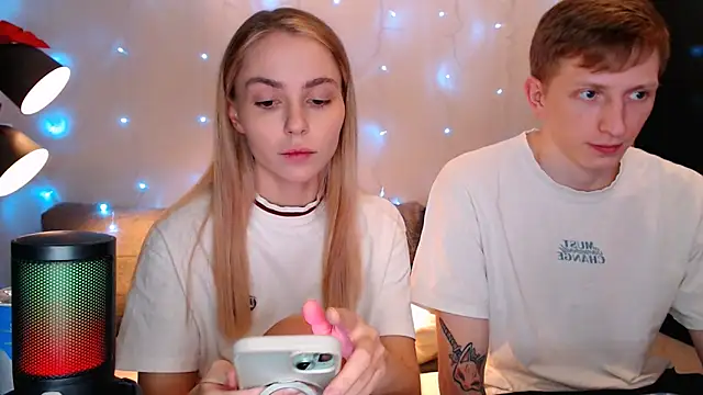 juliaanddima online show from October 17, 2025, 9:49 pm