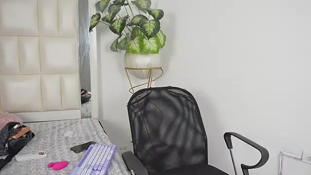 Anais aradia online show from September 26, 2025, 4:52 am