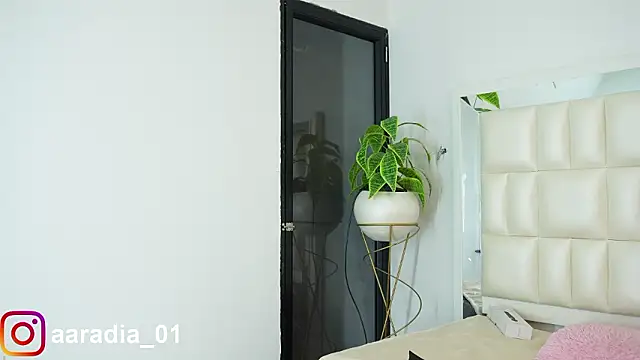 Anais aradia online show from February 3, 2026, 6:40 am