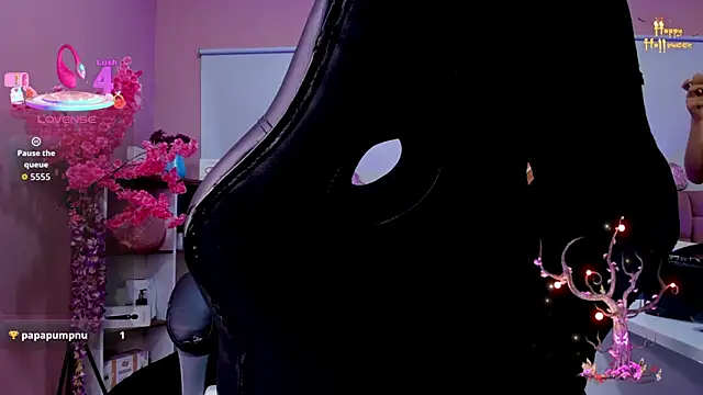 mia thompsonn  online show from November 15, 2025, 3:49 pm