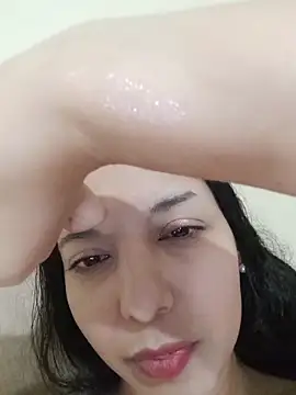 DianiQueenn online show from June 4, 2026, 4:17 am
