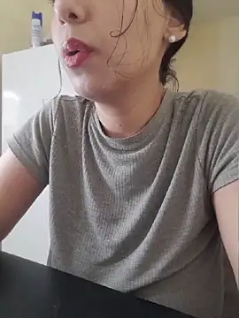 DianiQueenn online show from April 16, 2026, 1:34 pm