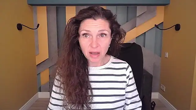 EllaLong online show from April 8, 2026, 11:33 am