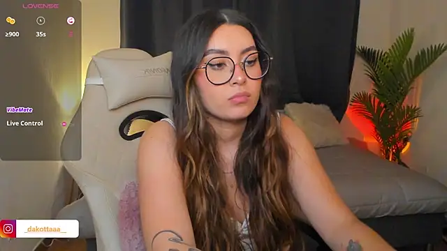 dakottaa  online show from April 7, 2026, 11:39 pm