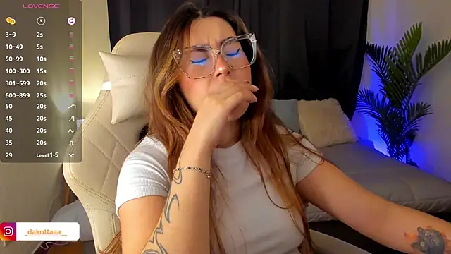 dakottaa  online show from November 6, 2025, 11:09 pm