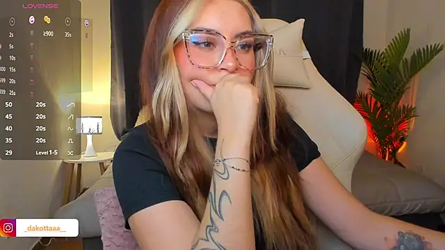 dakottaa  online show from April 24, 2026, 12:12 am