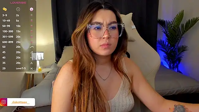 dakottaa  online show from October 29, 2025, 11:47 pm