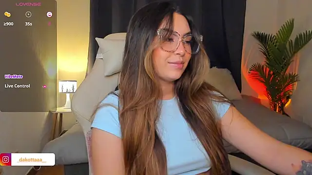 dakottaa  online show from April 4, 2026, 11:33 pm