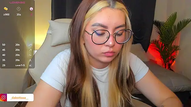 dakottaa  online show from May 20, 2026, 12:29 am