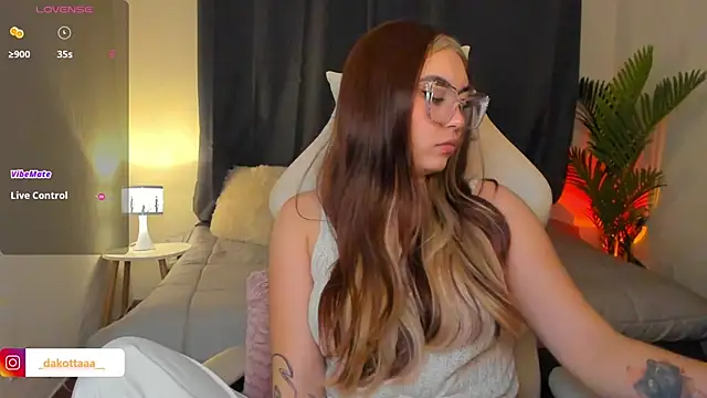 dakottaa  online show from April 22, 2026, 11:33 pm