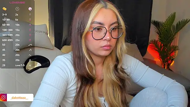 dakottaa  online show from May 15, 2026, 10:52 pm