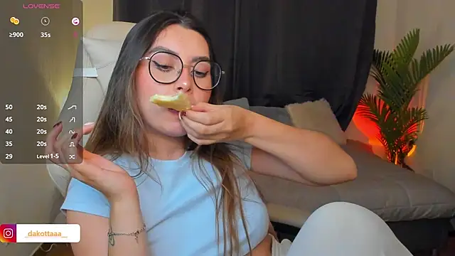 dakottaa  online show from April 21, 2026, 1:53 am