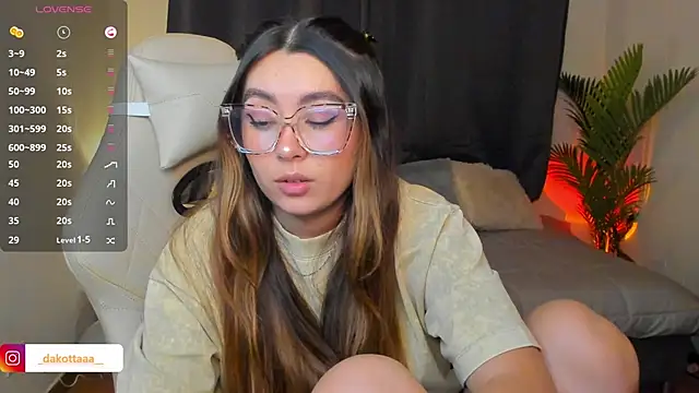 dakottaa  online show from April 14, 2026, 11:43 pm