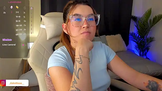 dakottaa  online show from October 30, 2025, 11:34 pm