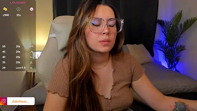 dakottaa  online show from November 29, 2025, 11:38 pm