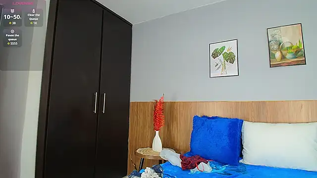 EmiliBonnie online show from December 21, 2025, 1:46 pm