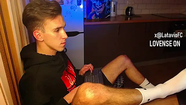 Snapshot of Midnighter_ chatting on October 29, 2025, 1:15 am Midnighter online show from October 29, 2025, 1:15 am