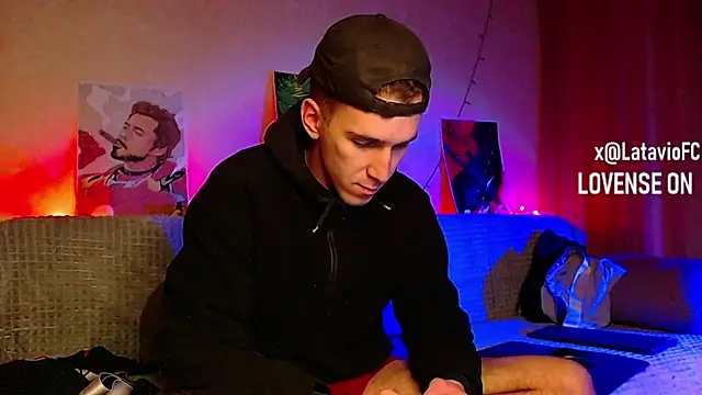 Snapshot of Midnighter_ chatting on February 9, 2025, 10:21 pm Midnighter online show from February 9, 2025, 10:21 pm