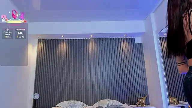 charlottewhitte online show from February 19, 2026, 12:46 pm