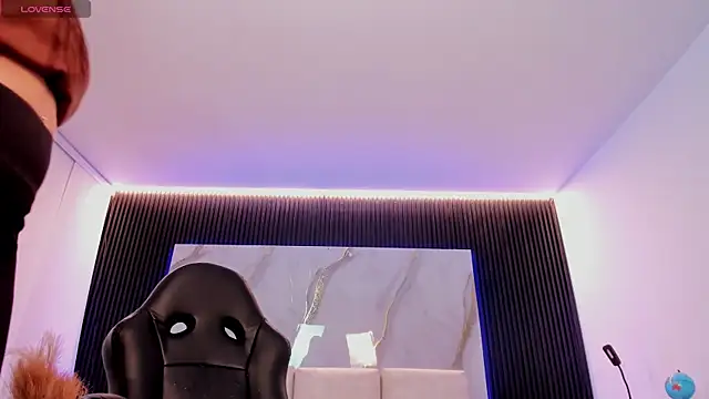 charlottewhitte online show from April 17, 2026, 11:57 am