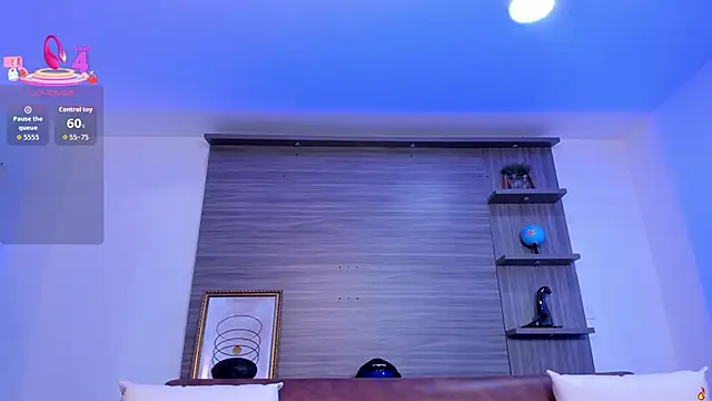 charlottewhitte online show from September 12, 2025, 11:43 am