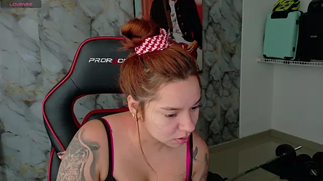 Snapshot of samantha_tattu chatting on October 15, 2025, 6:16 pm samantha tattu online show from October 15, 2025, 6:16 pm