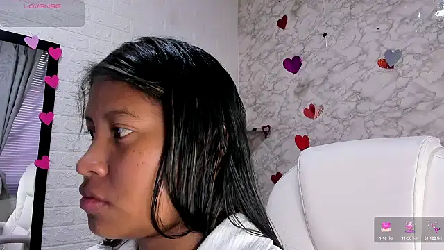 lunahot  07 online show from February 20, 2025, 12:25 pm