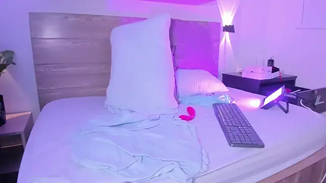 izaro22 online show from October 25, 2025, 4:18 pm