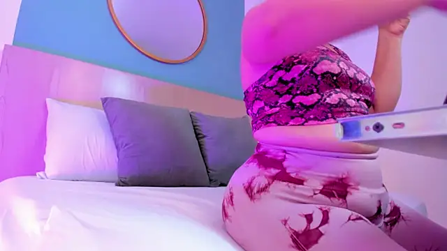 izaro22 online show from November 8, 2025, 2:37 am