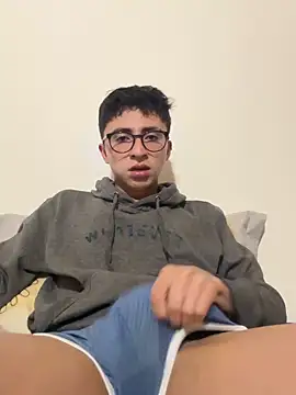 Snapshot of CamiRojas_boy chatting on October 10, 2025, 4:13 am CamiRojas boy online show from October 10, 2025, 4:13 am